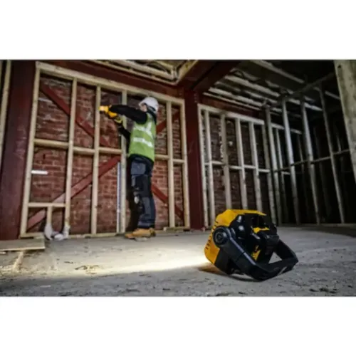 LUZ LED COMPACTA XR 1812V SCARREGBAT DEWALT 6 scaled 1.webp