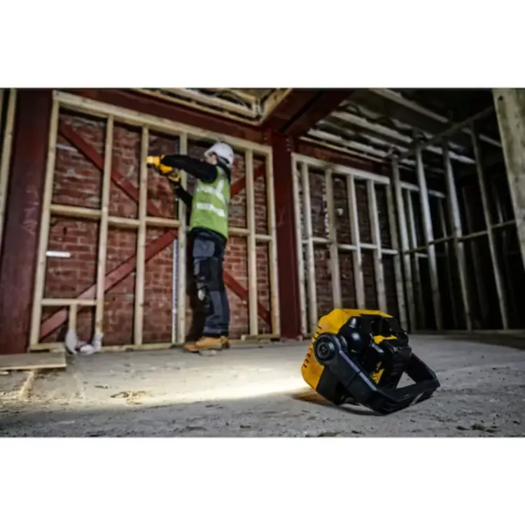 LUZ LED COMPACTA XR 1812V SCARREGBAT DEWALT 6 scaled 1.webp