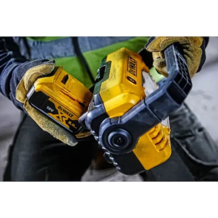 LUZ LED COMPACTA XR 1812V SCARREGBAT DEWALT 8 scaled 1.webp