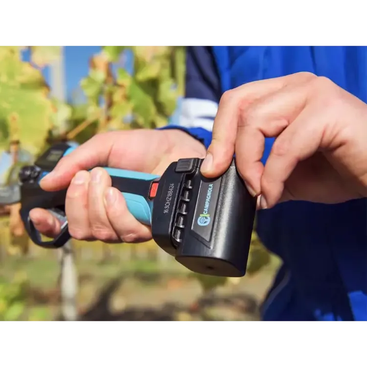 PODADORA DE CORRENTE COMPACTO 144V LI T CAT M 4 scaled 1.webp